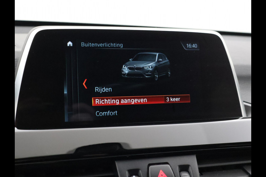 BMW X1 sDrive18i AUT. SPORTLINE + TREKHAAK | LED | SPORTSTOELEN | STOELVERWARMING | NAVIGATIE