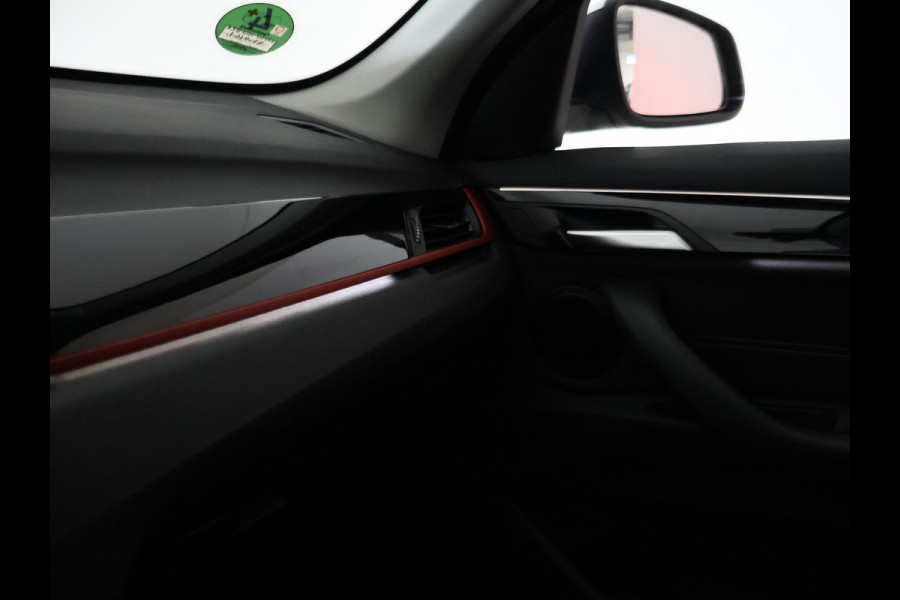 BMW X1 sDrive18i AUT. SPORTLINE + TREKHAAK | LED | SPORTSTOELEN | STOELVERWARMING | NAVIGATIE