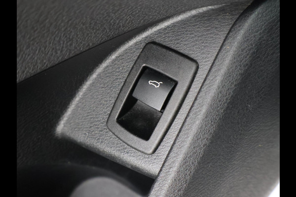 BMW X1 sDrive18i AUT. SPORTLINE + TREKHAAK | LED | SPORTSTOELEN | STOELVERWARMING | NAVIGATIE