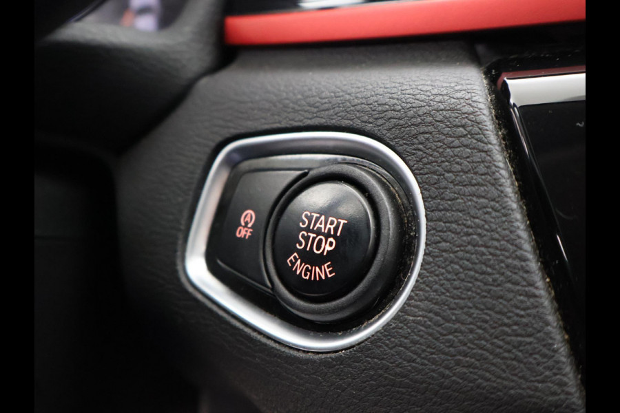 BMW X1 sDrive18i AUT. SPORTLINE + TREKHAAK | LED | SPORTSTOELEN | STOELVERWARMING | NAVIGATIE