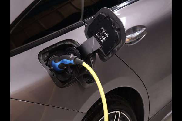 Mercedes-Benz CLA-Klasse Shooting Brake 250 e AMG Limited FULL OPTION [ADAPTIVE CRUISE, CAMERA, APPLE CARPLAY,  MEMORY SEATS, SCHUIFKANTELDAK, SFEERVERLICHTING, DIGITAL DASH, TREKHAAK, HALF LEDER, NAVIGATIE, NIEUWSTAAT]