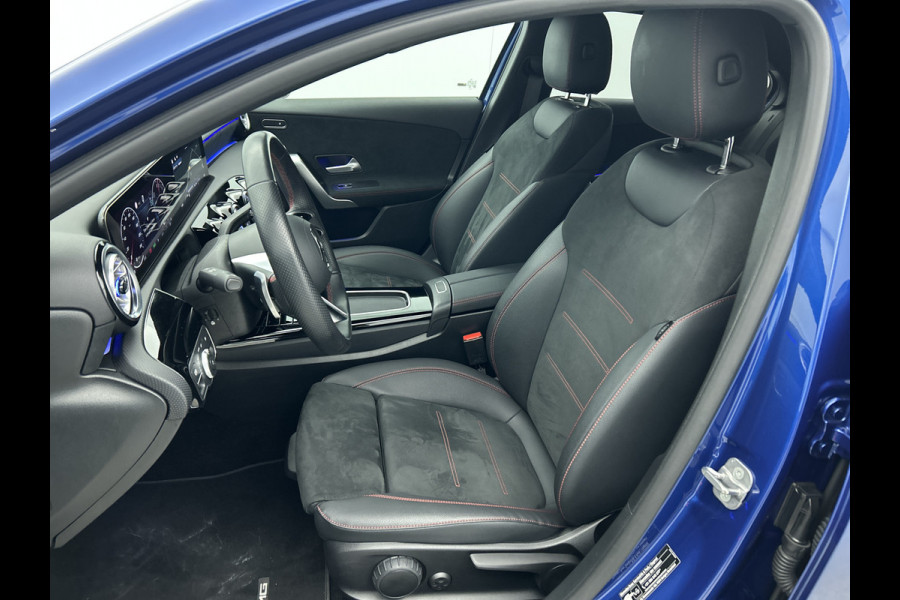Mercedes-Benz A-Klasse 250 e AMG Plug-In Hybride AMG Line | Night Pakket | Trekhaak | Sfeerverlichting  | Achteruitrijcamera | Stuur en Stoelverwarming. Inclusief 24 maanden MB Certified garantie voor Europa.