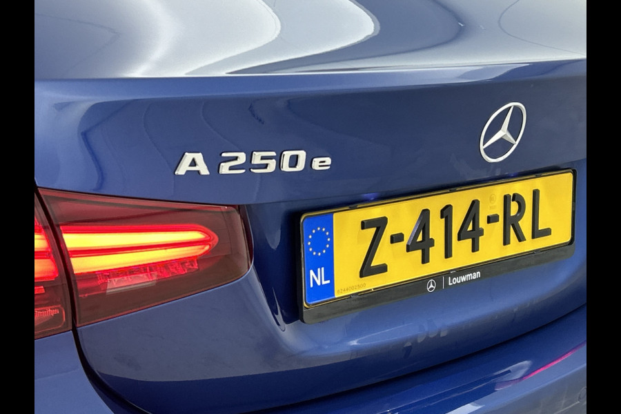 Mercedes-Benz A-Klasse 250 e AMG Plug-In Hybride AMG Line | Night Pakket | Trekhaak | Sfeerverlichting  | Achteruitrijcamera | Stuur en Stoelverwarming. Inclusief 24 maanden MB Certified garantie voor Europa.