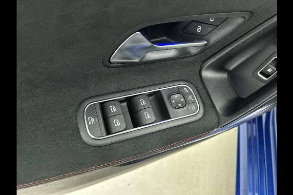 Mercedes-Benz A-Klasse 250 e AMG Plug-In Hybride AMG Line | Night Pakket | Trekhaak | Sfeerverlichting  | Achteruitrijcamera | Stuur en Stoelverwarming. Inclusief 24 maanden MB Certified garantie voor Europa.