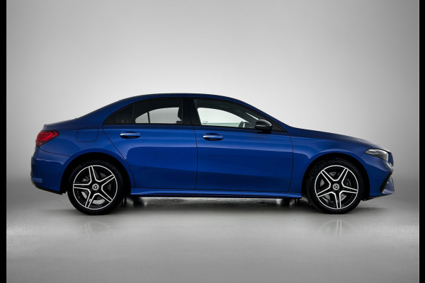 Mercedes-Benz A-Klasse 250 e AMG Plug-In Hybride AMG Line | Night Pakket | Trekhaak | Sfeerverlichting  | Achteruitrijcamera | Stuur en Stoelverwarming. Inclusief 24 maanden MB Certified garantie voor Europa.