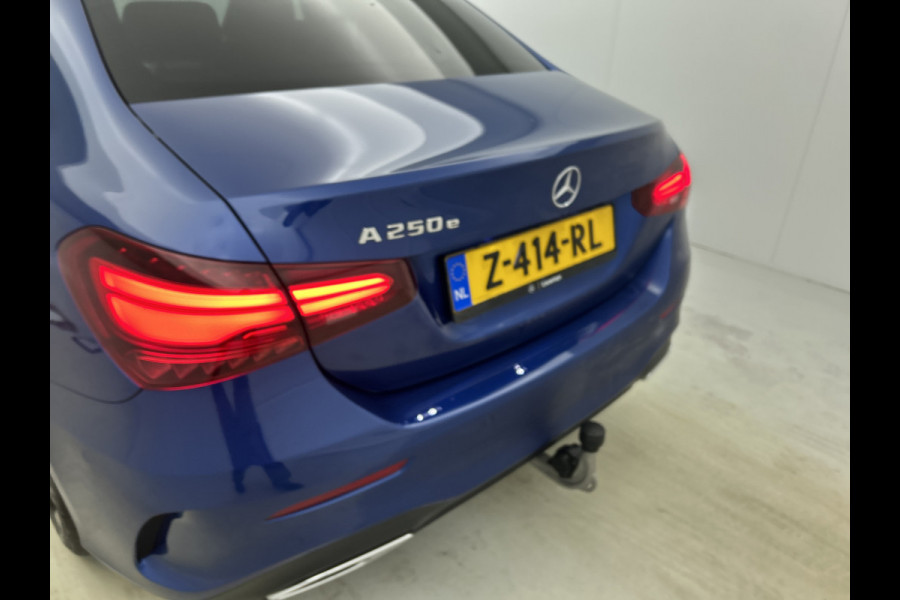 Mercedes-Benz A-Klasse 250 e AMG Plug-In Hybride AMG Line | Night Pakket | Trekhaak | Sfeerverlichting  | Achteruitrijcamera | Stuur en Stoelverwarming. Inclusief 24 maanden MB Certified garantie voor Europa.