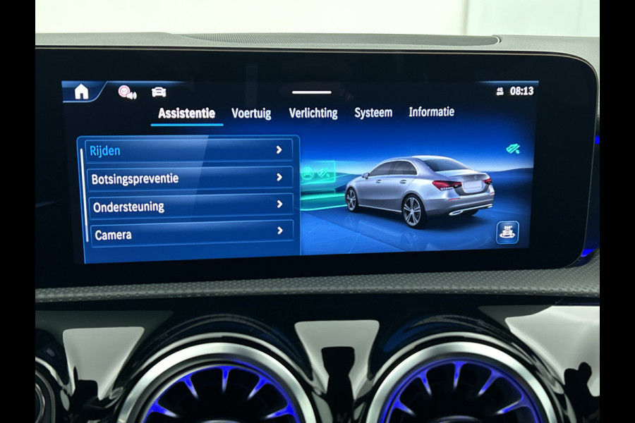 Mercedes-Benz A-Klasse 250 e AMG Plug-In Hybride AMG Line | Night Pakket | Trekhaak | Sfeerverlichting  | Achteruitrijcamera | Stuur en Stoelverwarming. Inclusief 24 maanden MB Certified garantie voor Europa.