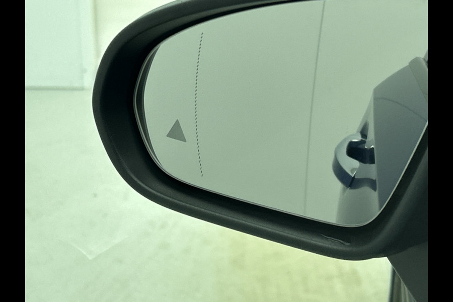 Mercedes-Benz A-Klasse 250 e AMG Plug-In Hybride AMG Line | Night Pakket | Trekhaak | Sfeerverlichting  | Achteruitrijcamera | Stuur en Stoelverwarming. Inclusief 24 maanden MB Certified garantie voor Europa.