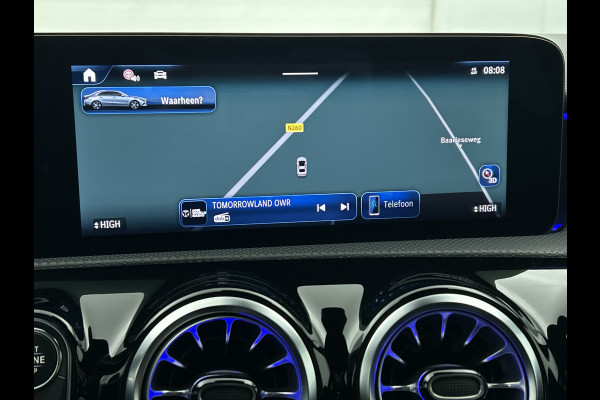 Mercedes-Benz A-Klasse 250 e AMG Plug-In Hybride AMG Line | Night Pakket | Trekhaak | Sfeerverlichting  | Achteruitrijcamera | Stuur en Stoelverwarming. Inclusief 24 maanden MB Certified garantie voor Europa.