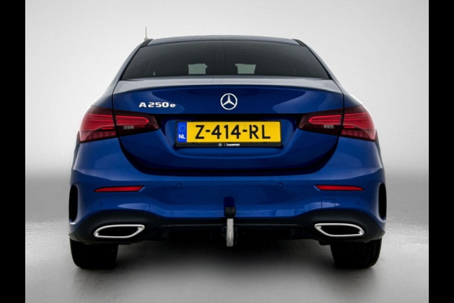 Mercedes-Benz A-Klasse 250 e AMG Plug-In Hybride AMG Line | Night Pakket | Trekhaak | Sfeerverlichting  | Achteruitrijcamera | Stuur en Stoelverwarming. Inclusief 24 maanden MB Certified garantie voor Europa.