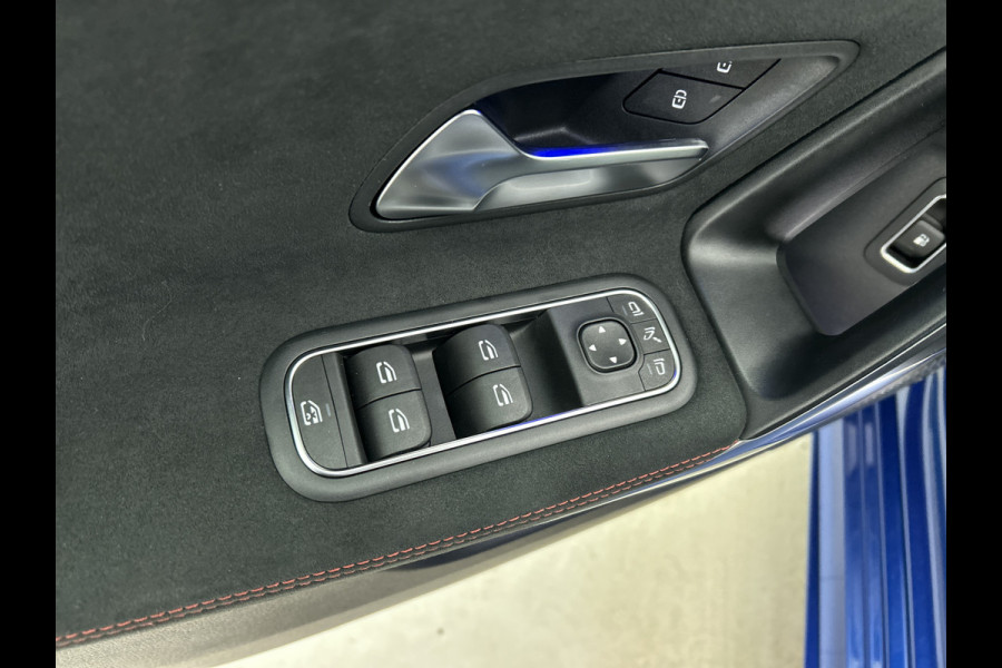 Mercedes-Benz A-Klasse 250 e AMG Plug-In Hybride AMG Line | Night Pakket | Trekhaak | Sfeerverlichting  | Achteruitrijcamera | Stuur en Stoelverwarming. Inclusief 24 maanden MB Certified garantie voor Europa.