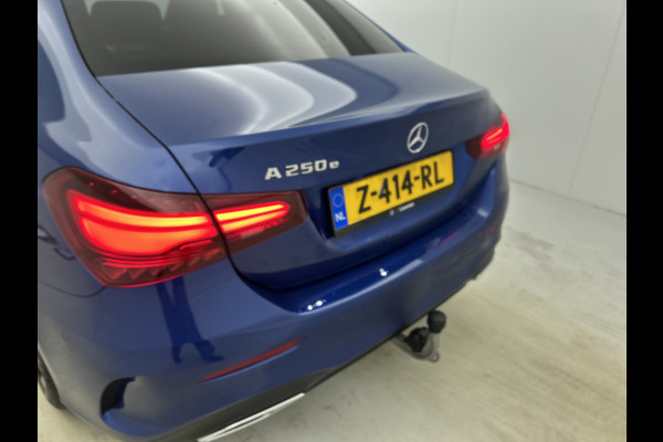 Mercedes-Benz A-Klasse 250 e AMG Plug-In Hybride AMG Line | Night Pakket | Trekhaak | Sfeerverlichting  | Achteruitrijcamera | Stuur en Stoelverwarming. Inclusief 24 maanden MB Certified garantie voor Europa.