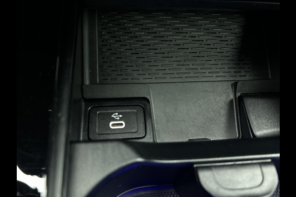 Mercedes-Benz A-Klasse 250 e AMG Plug-In Hybride AMG Line | Night Pakket | Trekhaak | Sfeerverlichting  | Achteruitrijcamera | Stuur en Stoelverwarming. Inclusief 24 maanden MB Certified garantie voor Europa.