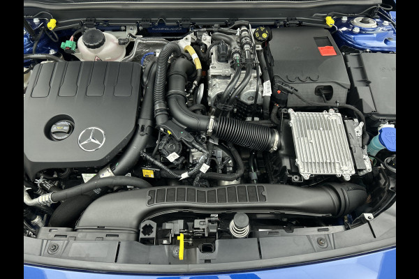 Mercedes-Benz A-Klasse 250 e AMG Plug-In Hybride AMG Line | Night Pakket | Trekhaak | Sfeerverlichting  | Achteruitrijcamera | Stuur en Stoelverwarming. Inclusief 24 maanden MB Certified garantie voor Europa.