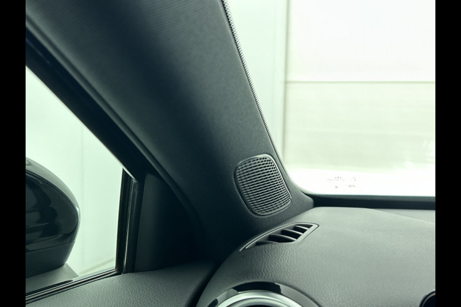 Mercedes-Benz A-Klasse 250 e AMG Plug-In Hybride AMG Line | Night Pakket | Trekhaak | Sfeerverlichting  | Achteruitrijcamera | Stuur en Stoelverwarming. Inclusief 24 maanden MB Certified garantie voor Europa.