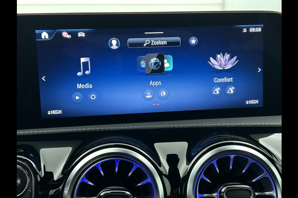 Mercedes-Benz A-Klasse 250 e AMG Plug-In Hybride AMG Line | Night Pakket | Trekhaak | Sfeerverlichting  | Achteruitrijcamera | Stuur en Stoelverwarming. Inclusief 24 maanden MB Certified garantie voor Europa.