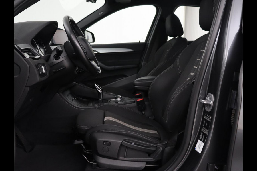 BMW X1 sDrive20i Executive | Sportstoelen | Head-Up | Full LED | Navigatie | DAB | Climate control | Parkeerhulp | Cruise control | Bluetooth