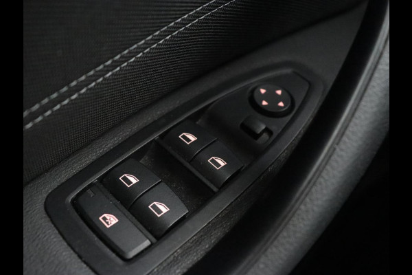 BMW X1 sDrive20i Executive | Sportstoelen | Head-Up | Full LED | Navigatie | DAB | Climate control | Parkeerhulp | Cruise control | Bluetooth