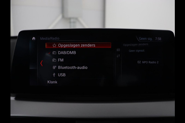 BMW X1 sDrive20i Executive | Sportstoelen | Head-Up | Full LED | Navigatie | DAB | Climate control | Parkeerhulp | Cruise control | Bluetooth