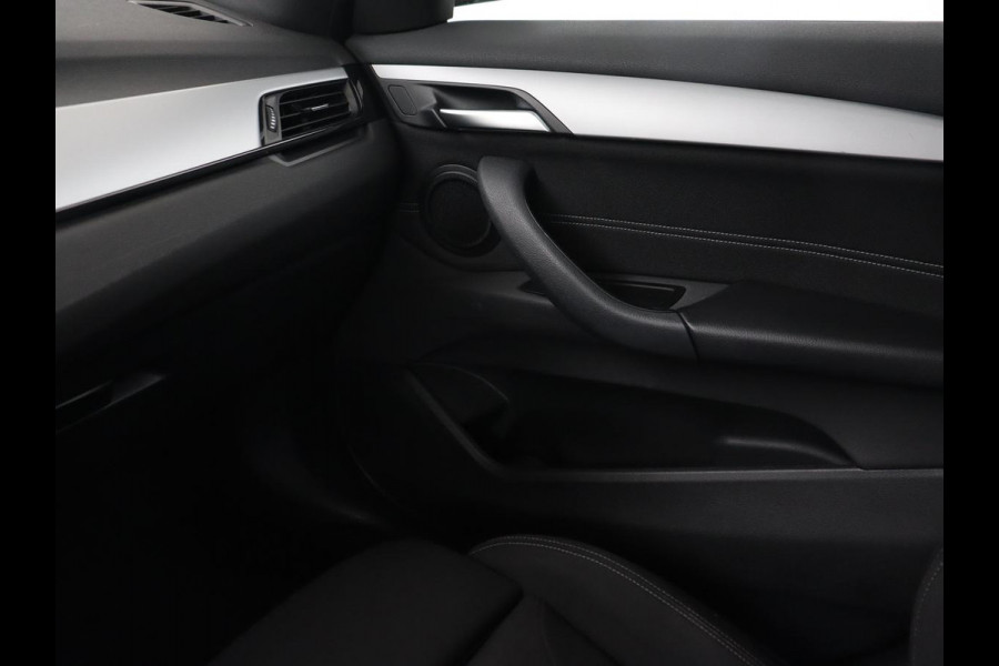 BMW X1 sDrive20i Executive | Sportstoelen | Head-Up | Full LED | Navigatie | DAB | Climate control | Parkeerhulp | Cruise control | Bluetooth