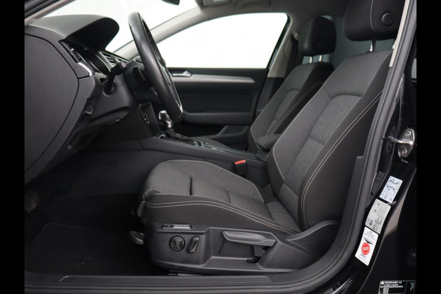 Volkswagen Passat 1.4 TSI PHEV GTE | Trekhaak | Stoelverwarming | Camera | Adaptive cruise | Carplay | Matrix LED | Navigatie | Massage | Climate control | Bluetooth | Plug In