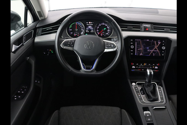 Volkswagen Passat 1.4 TSI PHEV GTE | Trekhaak | Stoelverwarming | Camera | Adaptive cruise | Carplay | Matrix LED | Navigatie | Massage | Climate control | Bluetooth | Plug In