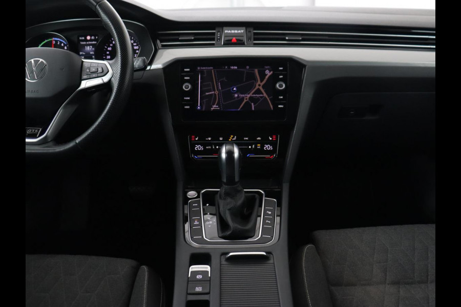 Volkswagen Passat 1.4 TSI PHEV GTE | Trekhaak | Stoelverwarming | Camera | Adaptive cruise | Carplay | Matrix LED | Navigatie | Massage | Climate control | Bluetooth | Plug In