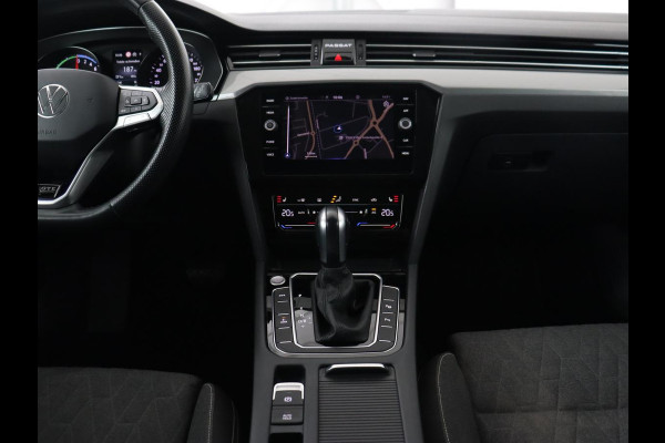 Volkswagen Passat 1.4 TSI PHEV GTE | Trekhaak | Stoelverwarming | Camera | Adaptive cruise | Carplay | Matrix LED | Navigatie | Massage | Climate control | Bluetooth | Plug In