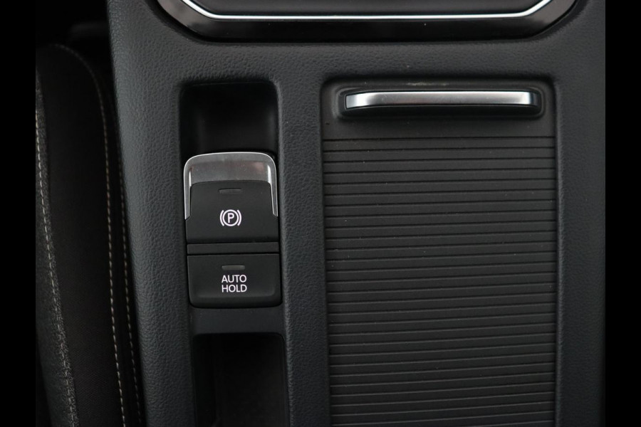 Volkswagen Passat 1.4 TSI PHEV GTE | Trekhaak | Stoelverwarming | Camera | Adaptive cruise | Carplay | Matrix LED | Navigatie | Massage | Climate control | Bluetooth | Plug In