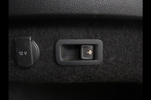 Volkswagen Passat 1.4 TSI PHEV GTE | Trekhaak | Stoelverwarming | Camera | Adaptive cruise | Carplay | Matrix LED | Navigatie | Massage | Climate control | Bluetooth | Plug In