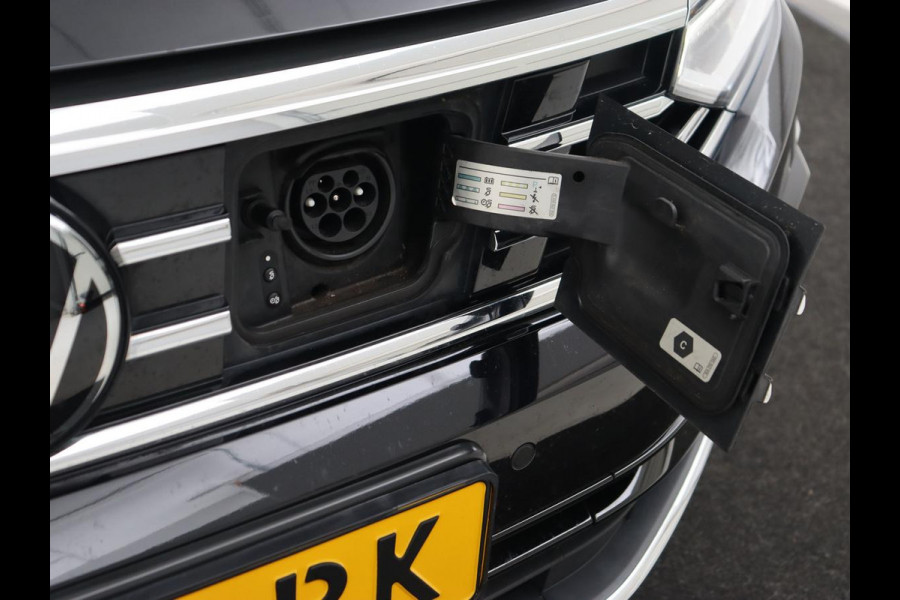 Volkswagen Passat 1.4 TSI PHEV GTE | Trekhaak | Stoelverwarming | Camera | Adaptive cruise | Carplay | Matrix LED | Navigatie | Massage | Climate control | Bluetooth | Plug In