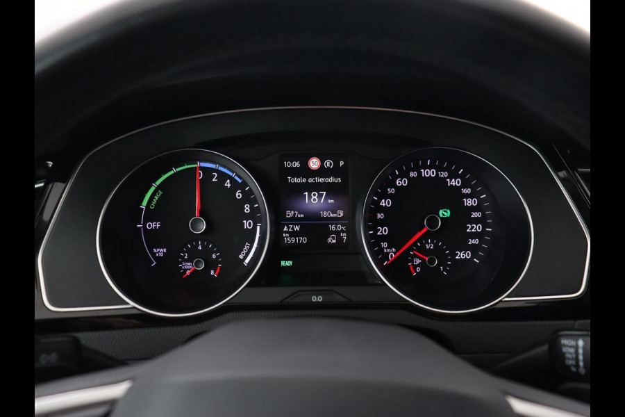 Volkswagen Passat 1.4 TSI PHEV GTE | Trekhaak | Stoelverwarming | Camera | Adaptive cruise | Carplay | Matrix LED | Navigatie | Massage | Climate control | Bluetooth | Plug In