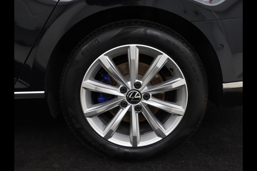 Volkswagen Passat 1.4 TSI PHEV GTE | Trekhaak | Stoelverwarming | Camera | Adaptive cruise | Carplay | Matrix LED | Navigatie | Massage | Climate control | Bluetooth | Plug In