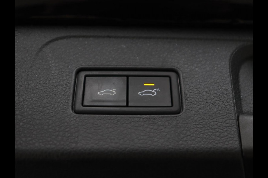 Volkswagen Passat 1.4 TSI PHEV GTE | Trekhaak | Stoelverwarming | Camera | Adaptive cruise | Carplay | Matrix LED | Navigatie | Massage | Climate control | Bluetooth | Plug In