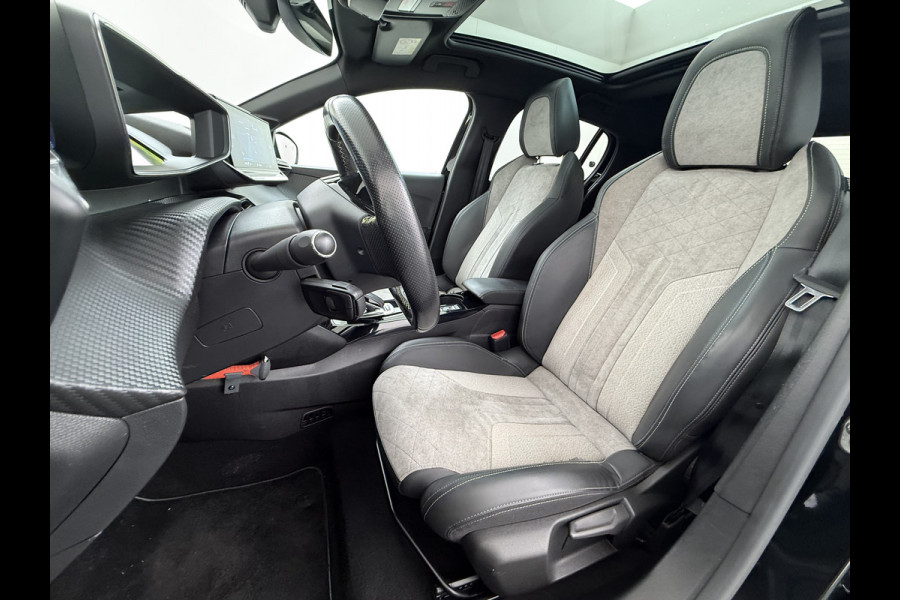 Peugeot e-208 EV GT-line 350 50kWh Pano-dak 360°Camera Leder/Alcantara Adaptive-Cruise Apple Carplay Android Auto Navi Ecc Pdc-a+v SOH 89% Stoelverwarming Led Lmv 17" Regen-Lichtsensor Privacy Glas Keyless DAB+ 1e Eigenaar Origineel Nederlandse Auto Dealeronderhouden Bomvol € 40.000 nieuw!