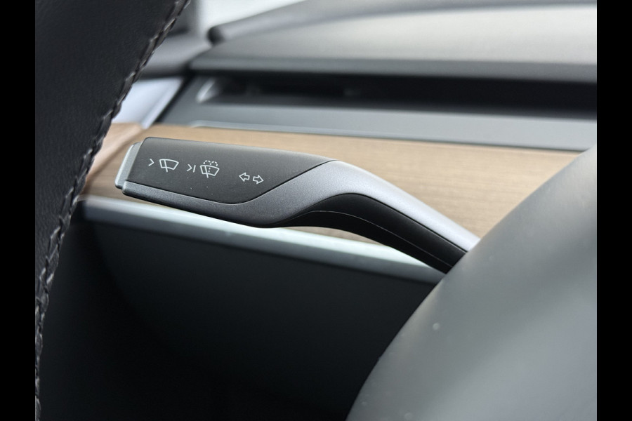 Tesla Model Y RWD Warmtepomp LFP-Accu Leer Lmv Camera's Pano-dak Adap.Cruise Navi Ecc Autopilot Stoel+Stuur+Achterbank Verwarming Elek.Achterklep Dodehoek detector Draadloze telefoonlader SOH 93% 1e Eigenaar Origineel Nederlandse Auto 1.600KG Trekgewicht