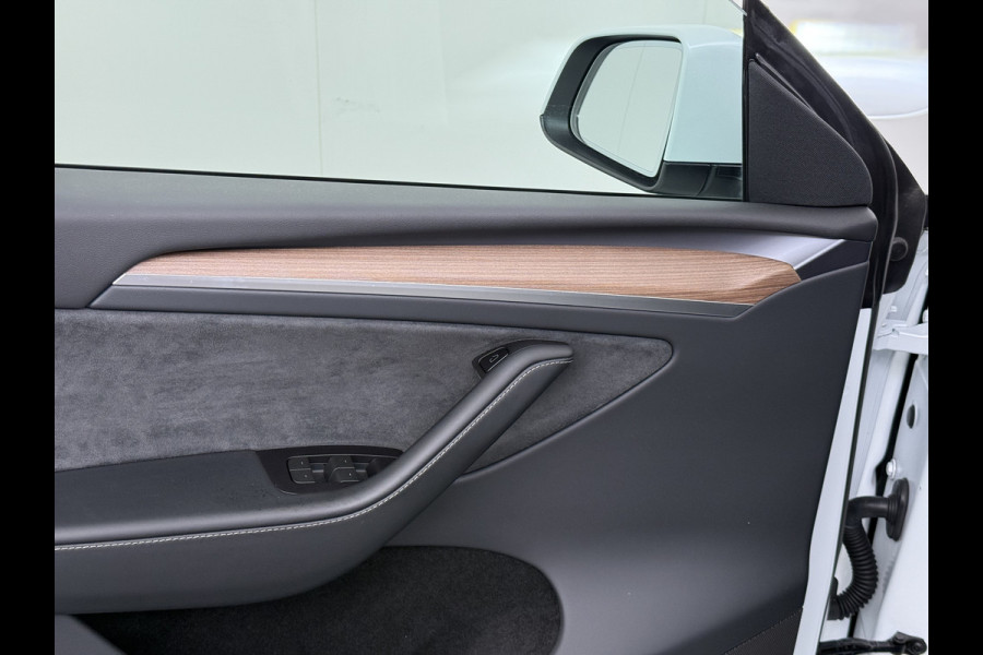 Tesla Model Y RWD Warmtepomp LFP-Accu Leer Lmv Camera's Pano-dak Adap.Cruise Navi Ecc Autopilot Stoel+Stuur+Achterbank Verwarming Elek.Achterklep Dodehoek detector Draadloze telefoonlader SOH 93% 1e Eigenaar Origineel Nederlandse Auto 1.600KG Trekgewicht