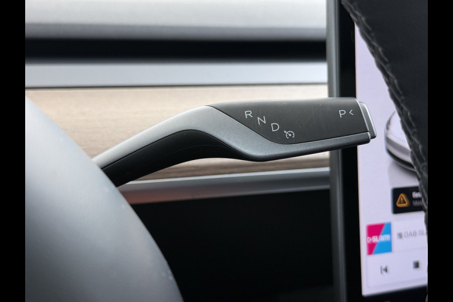 Tesla Model Y RWD Warmtepomp LFP-Accu Leer Lmv Camera's Pano-dak Adap.Cruise Navi Ecc Autopilot Stoel+Stuur+Achterbank Verwarming Elek.Achterklep Dodehoek detector Draadloze telefoonlader SOH 93% 1e Eigenaar Origineel Nederlandse Auto 1.600KG Trekgewicht