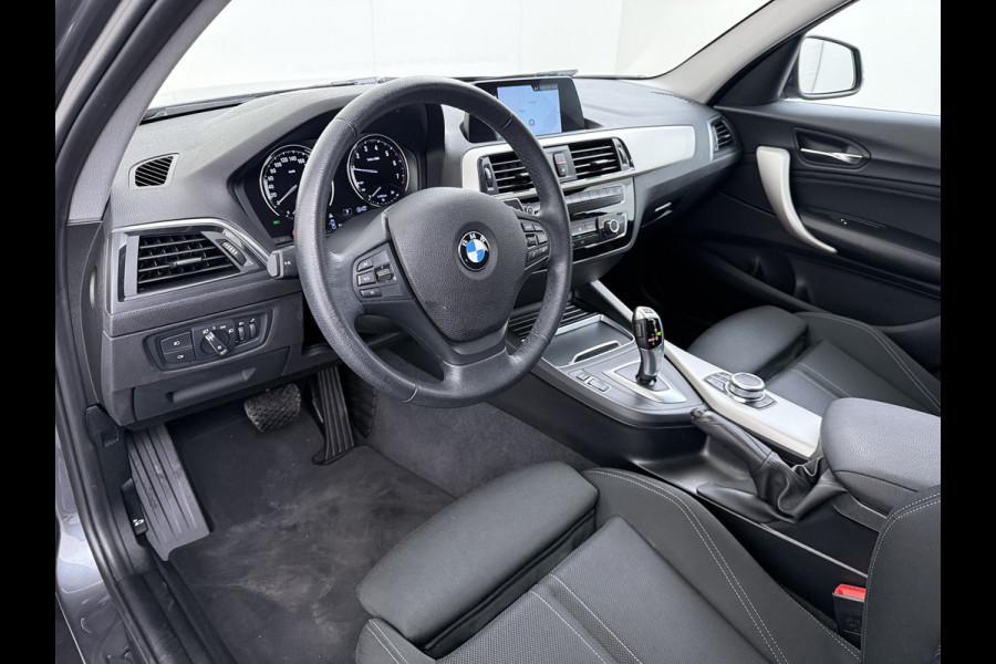 BMW 1-serie 118i AUT-8 Sport Navi Ecc Trekhaak Pdc Sportstoelen Corporate Edition Lmv 17" Regen-Lichtsensor Isofix Bluetooth Origineel Nederlandse Auto Zeer nette BMW 118I