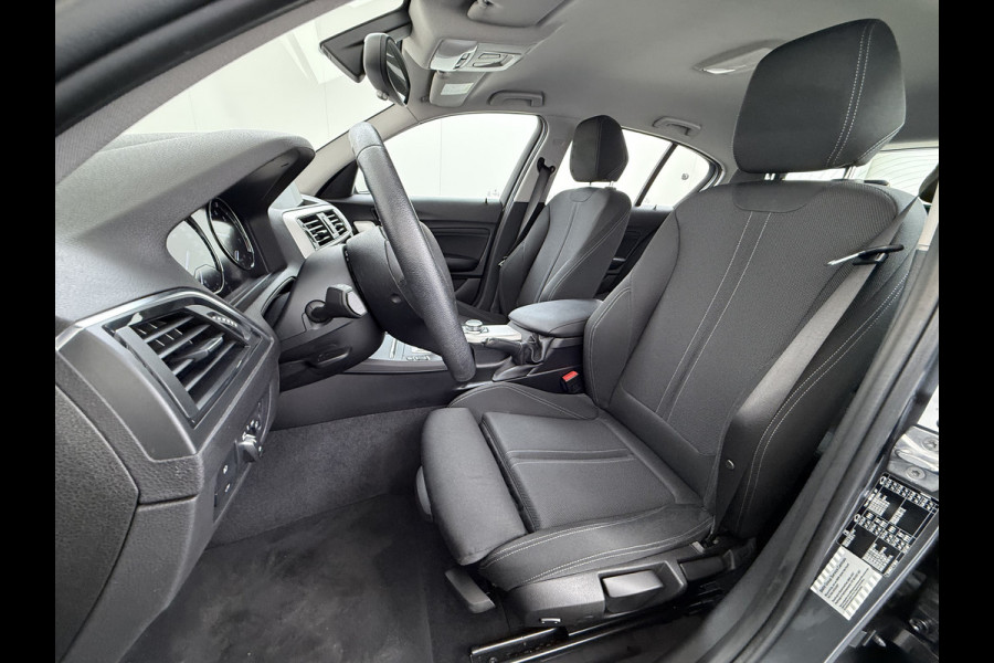 BMW 1-serie 118i AUT-8 Sport Navi Ecc Trekhaak Pdc Sportstoelen Corporate Edition Lmv 17" Regen-Lichtsensor Isofix Bluetooth Origineel Nederlandse Auto Zeer nette BMW 118I