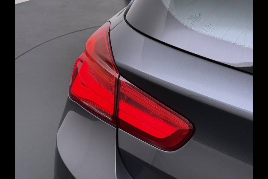 BMW 1-serie 118i AUT-8 Sport Navi Ecc Trekhaak Pdc Sportstoelen Corporate Edition Lmv 17" Regen-Lichtsensor Isofix Bluetooth Origineel Nederlandse Auto Zeer nette BMW 118I