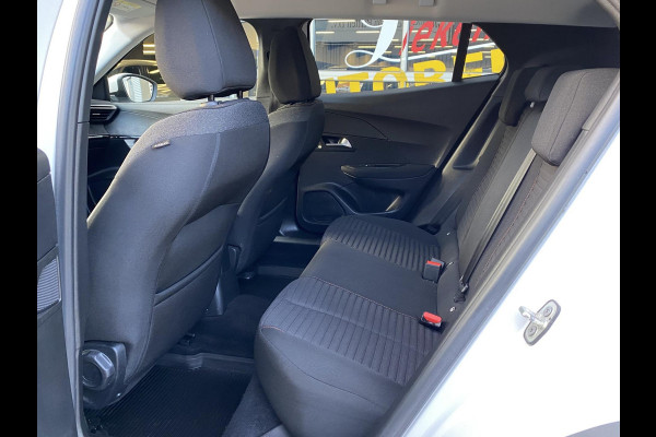 Peugeot 2008 1.2 PureTech Active Pack - Navigatie / Apple CarPlay I Airco I 18" Sport velgen LED I PDC I Dealer onderhouden