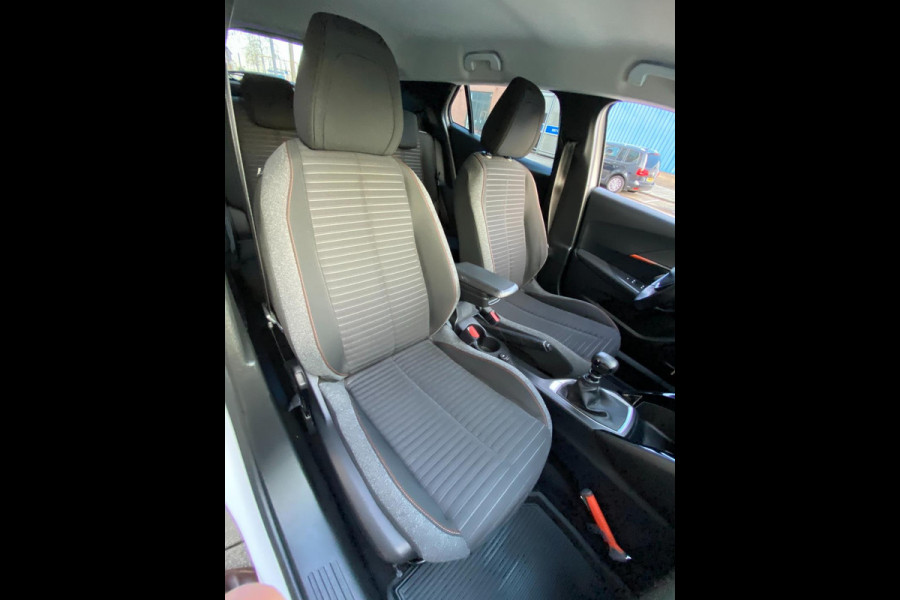 Peugeot 2008 1.2 PureTech Active Pack - Navigatie / Apple CarPlay I Airco I 18" Sport velgen LED I PDC I Dealer onderhouden
