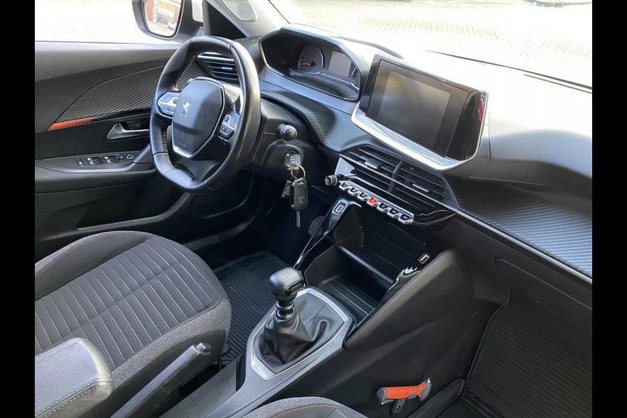 Peugeot 2008 1.2 PureTech Active Pack - Navigatie / Apple CarPlay I Airco I 18" Sport velgen LED I PDC I Dealer onderhouden