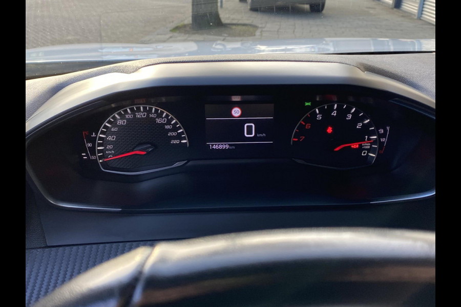 Peugeot 2008 1.2 PureTech Active Pack - Navigatie / Apple CarPlay I Airco I 18" Sport velgen LED I PDC I Dealer onderhouden