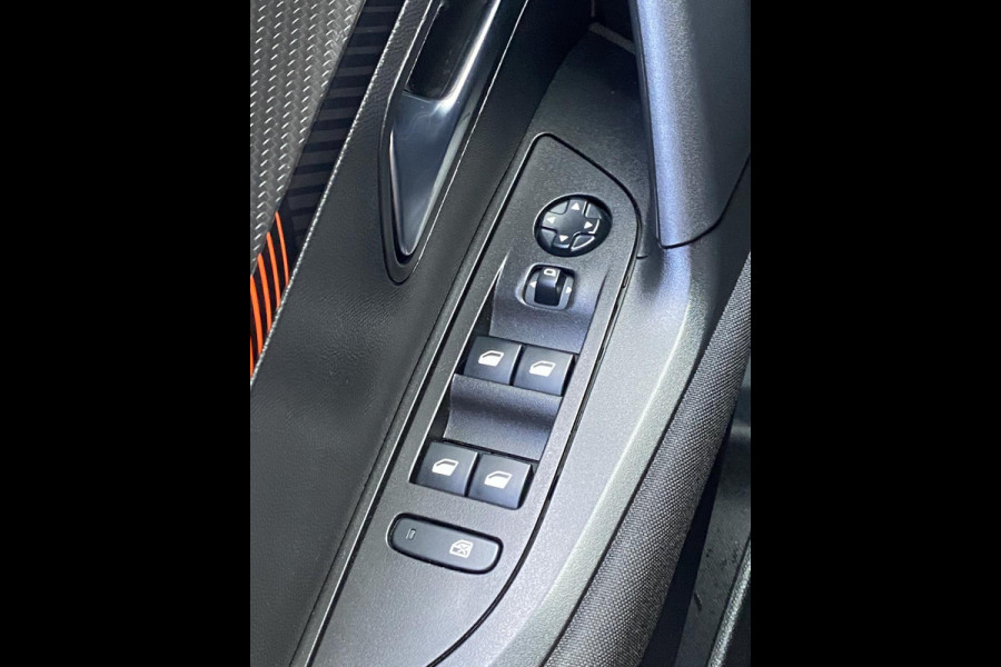 Peugeot 2008 1.2 PureTech Active Pack - Navigatie / Apple CarPlay I Airco I 18" Sport velgen LED I PDC I Dealer onderhouden