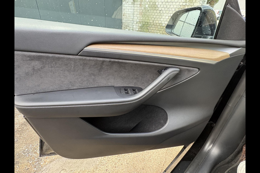 Tesla Model Y Long Range AWD 75 kWh SOH 84% | Navigatie | Leder | Stoelverwarming | FSD systeem AutoPilot