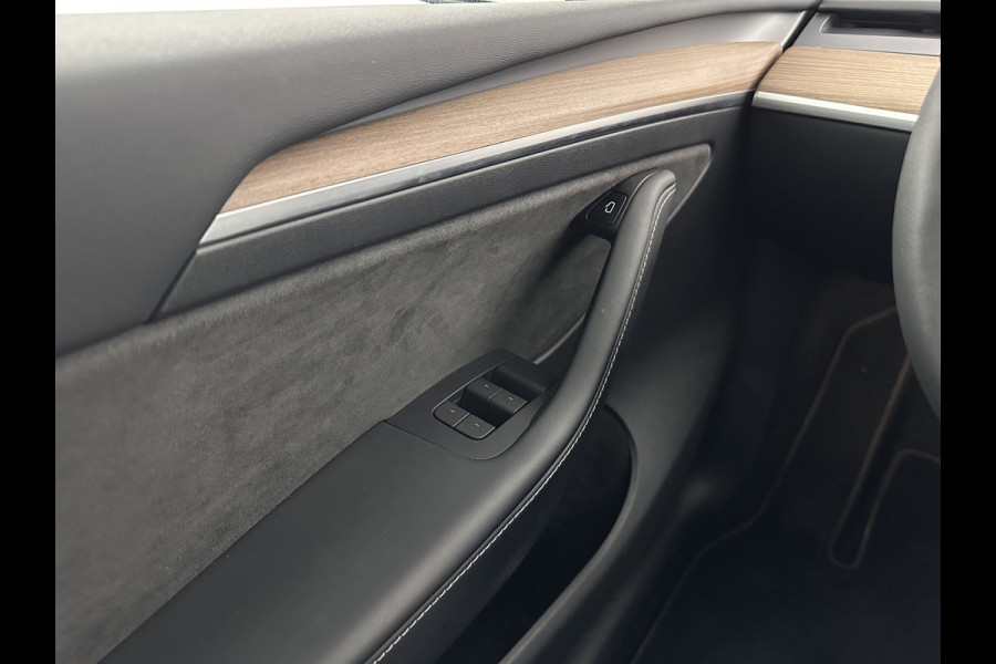 Tesla Model Y Long Range AWD 75 kWh [ 3-Fase ] {SOH-87%} (INCL-BTW) Aut. *PANO | AUTO-PILOT | LEATHER | NAVI-FULLMAP | MATRIX-LED | KEYLESS | CAMERA | DAB+ | HEATED-COMFORTSEATS | PRIVACY-GLASS | TOPVIEW |  19''ALU*