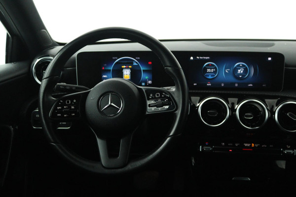 Mercedes-Benz A-Klasse 180 d Premium Plus (ACHTERUITRIJCAMERA, NAVIGATIE, PARKEERSENSOREN, BLUETOOTH, CRUISE CONTROL)