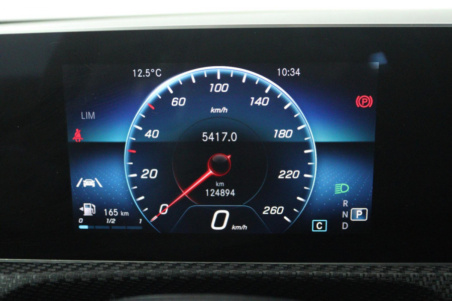 Mercedes-Benz A-Klasse 180 d Premium Plus (ACHTERUITRIJCAMERA, NAVIGATIE, PARKEERSENSOREN, BLUETOOTH, CRUISE CONTROL)